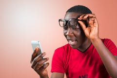 Ung afrikansk man som använder smartphonen royaltyfri bild Ung afrikansk man som använder smartphonen royaltyfri bild