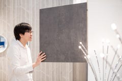 Ung asiatisk man som öppnar den moderna garderoben som väljer möblemang i wa fotografering för bildbyråer Ung asiatisk man som öppnar den moderna garderoben som väljer möblemang i wa fotografering för bildbyråer