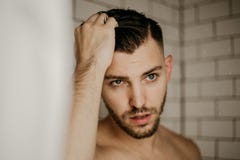 Ung attraktiv manlig modell Washing Hair i våt dusch för moderiktig modern gångtunneltegelplatta arkivfoto Ung attraktiv manlig modell Washing Hair i våt dusch för moderiktig modern gångtunneltegelplatta arkivfoto