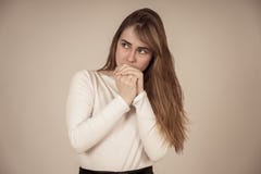 Ung attraktiv ton?ringflicka som ser skr?md, skr?md och chockad M?nskliga uttryck och sinnesr?relser arkivbild Ung attraktiv ton?ringflicka som ser skr?md, skr?md och chockad M?nskliga uttryck och sinnesr?relser arkivbild