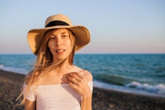 Ung attraktiv turist- flicka som kopplar av på stranden arkivbilder Ung attraktiv turist- flicka som kopplar av på stranden arkivbilder