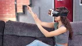 Ung charmig kvinna i vrexponeringsglas som vänder den faktiska sidan som ser bildsidosikt lager videofilmer Ung charmig kvinna i vrexponeringsglas som vänder den faktiska sidan som ser bildsidosikt lager videofilmer