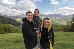 Ung familj: farsa, mamma och dotter under en semester i bergen arkivbild Ung familj: farsa, mamma och dotter under en semester i bergen arkivbild