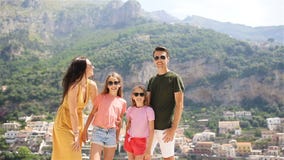 Ung familj i den Positano byn på bakgrunden, Amalfi kust, Italien lager videofilmer Ung familj i den Positano byn på bakgrunden, Amalfi kust, Italien lager videofilmer