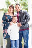 Ung familjstående för blandat lopp på Front Porch royaltyfri fotografi Ung familjstående för blandat lopp på Front Porch royaltyfri fotografi