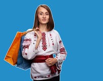 Ung flicka i den ukrainska nationella dr?kten royaltyfri foto Ung flicka i den ukrainska nationella dr?kten royaltyfri foto