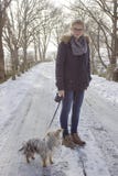Ung flicka med hennes hund på snön Royaltyfria Bilder Ung flicka med hennes hund på snön Royaltyfria Bilder