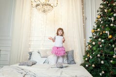 Ung flicka nära en julgran royaltyfri fotografi Ung flicka nära en julgran royaltyfri fotografi