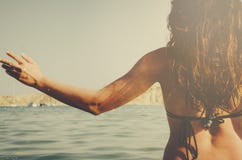 Ung flicka som har gyckel i havet royaltyfri bild Ung flicka som har gyckel i havet royaltyfri bild