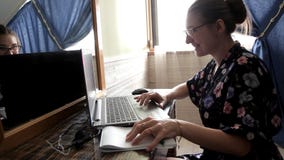 Ung flicka som hemma sitter i morgonen hemma och skriver in i en anteckningsbok stock video Ung flicka som hemma sitter i morgonen hemma och skriver in i en anteckningsbok stock video