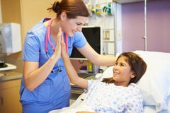 Ung flicka som talar till den kvinnliga sjuksköterskan In Hospital Room royaltyfria foton Ung flicka som talar till den kvinnliga sjuksköterskan In Hospital Room royaltyfria foton