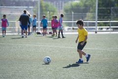 Ung fotbollsspelare i en utbildning Royaltyfria Bilder Ung fotbollsspelare i en utbildning Royaltyfria Bilder