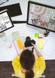 ung fotograf som arbetar på datorerna på nya designer och med kameran arkivbilder ung fotograf som arbetar på datorerna på nya designer och med kameran arkivbilder