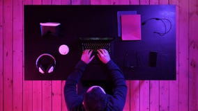 Ung gamer som förbereder sig för leken på bärbara datorn royaltyfri foto Ung gamer som förbereder sig för leken på bärbara datorn royaltyfri foto