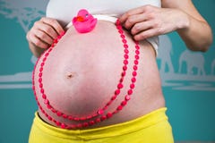 Ung gravid kvinna som hemma visar hennes utm?rkt rundade buk arkivbilder Ung gravid kvinna som hemma visar hennes utm?rkt rundade buk arkivbilder
