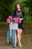 Ung h?rlig, elegantly kl?dd kvinna med den retro cykeln Sunt och att cykla arkivfoton Ung h?rlig, elegantly kl?dd kvinna med den retro cykeln Sunt och att cykla arkivfoton