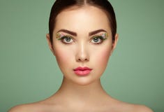 Ung härlig kvinna med blommamakeupögon arkivfoto Ung härlig kvinna med blommamakeupögon arkivfoto