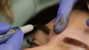 Ung härlig kvinna som får ögonbryntatueringen permanent makeup för ögonbryn på skönhetsalongen långsam rörelse arkivfilmer Ung härlig kvinna som får ögonbryntatueringen permanent makeup för ögonbryn på skönhetsalongen långsam rörelse arkivfilmer