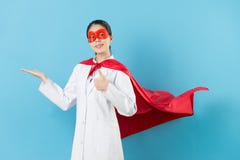 Ung härlig kvinnlig superhero för sjukhusdoktor arkivfoton Ung härlig kvinnlig superhero för sjukhusdoktor arkivfoton