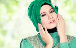 Ung härlig muslimkvinna med bärande hijab för grön dräkt Arkivfoto Ung härlig muslimkvinna med bärande hijab för grön dräkt Arkivfoto