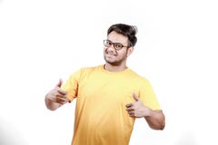 Ung indisk man på anblickar arkivbild Ung indisk man på anblickar arkivbild