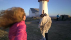 Ung kvinna med hennes stora familj som leder hennes make som går in mot den steniga nordliga stranden lager videofilmer Ung kvinna med hennes stora familj som leder hennes make som går in mot den steniga nordliga stranden lager videofilmer