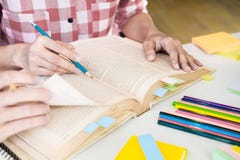 Ung kvinna och man som studerar för ett prov en examen Handleda bokwi arkivbilder Ung kvinna och man som studerar för ett prov en examen Handleda bokwi arkivbilder