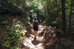 Ung kvinna på en slinga i de rökiga bergen arkivfoton Ung kvinna på en slinga i de rökiga bergen arkivfoton