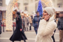 Ung kvinna på julmarknaden royaltyfri bild Ung kvinna på julmarknaden royaltyfri bild