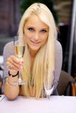 Ung kvinna som lyfter ett exponeringsglas av champagne royaltyfri bild Ung kvinna som lyfter ett exponeringsglas av champagne royaltyfri bild