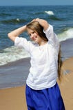Ung kvinna som semestrar på stranden royaltyfri bild Ung kvinna som semestrar på stranden royaltyfri bild