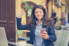 Ung kvinna utanför, genom att använda den smarta telefonen till lyssnande musik fotografering för bildbyråer Ung kvinna utanför, genom att använda den smarta telefonen till lyssnande musik fotografering för bildbyråer