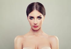 Ung kvinnastående Cosmetology skönhet Royaltyfria Foton Ung kvinnastående Cosmetology skönhet Royaltyfria Foton