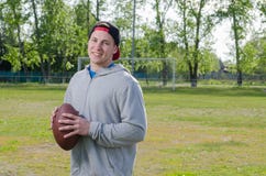 Ung le idrottsman nen som rymmer en fotbollboll royaltyfri foto Ung le idrottsman nen som rymmer en fotbollboll royaltyfri foto