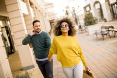 Ung le parshopping i en stads- gata royaltyfria bilder Ung le parshopping i en stads- gata royaltyfria bilder