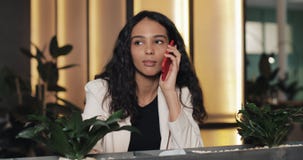 Ung lycklig affärskvinna som talar på telefonen, medan sitta i kafé Hon är le och dricka kaffe härlig flicka stock video Ung lycklig affärskvinna som talar på telefonen, medan sitta i kafé Hon är le och dricka kaffe härlig flicka stock video