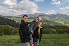 Ung lycklig familj: farsa, mamma och dotter under en semester i bergen arkivfoto Ung lycklig familj: farsa, mamma och dotter under en semester i bergen arkivfoto