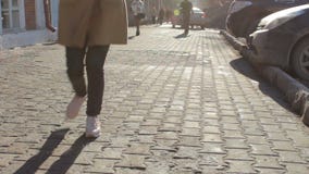 Ung lycklig flicka som kör ner en gata på den soliga vårdagen arkivfilmer Ung lycklig flicka som kör ner en gata på den soliga vårdagen arkivfilmer