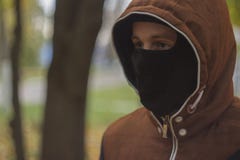 Ung man i maskering arkivfoton Ung man i maskering arkivfoton