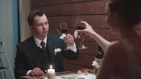 Ung man och hans h?rliga flickadrinkvin under matst?llen i en restaurang, ultrarapid lager videofilmer Ung man och hans h?rliga flickadrinkvin under matst?llen i en restaurang, ultrarapid lager videofilmer