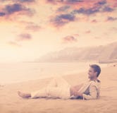 Ung man som ler på stranden arkivbilder Ung man som ler på stranden arkivbilder