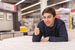 Ung man som shoppar det hemmastadda m?blera lagret arkivfoto Ung man som shoppar det hemmastadda m?blera lagret arkivfoto