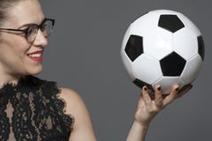 Ung positiv aff?rskvinna i exponeringsglas som rymmer i handboll arkivbilder Ung positiv aff?rskvinna i exponeringsglas som rymmer i handboll arkivbilder