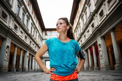 Ung sportig kvinna för kondition framme av det Uffizi gallerit, Florence arkivfoton Ung sportig kvinna för kondition framme av det Uffizi gallerit, Florence arkivfoton