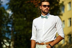 Ung stilfull sexig stilig modellman i tillfällig torkdukelivsstil royaltyfri bild Ung stilfull sexig stilig modellman i tillfällig torkdukelivsstil royaltyfri bild