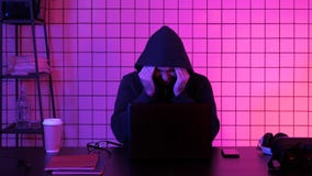 Ung stilig gamer med huvudvärk fotografering för bildbyråer Ung stilig gamer med huvudvärk fotografering för bildbyråer