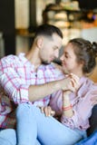 Ung stilig pojke som kramar bärande jeans för gilfriend arkivfoto Ung stilig pojke som kramar bärande jeans för gilfriend arkivfoto