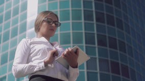 Ung säker affärskvinna som ser fotografierna i minnestavlan och tänker vilka intriger att välja lager videofilmer Ung säker affärskvinna som ser fotografierna i minnestavlan och tänker vilka intriger att välja lager videofilmer