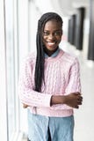 Ung tillfällig afro amerikansk kvinna som framme står av panorama- fönster i modern affärsmitt arkivbilder Ung tillfällig afro amerikansk kvinna som framme står av panorama- fönster i modern affärsmitt arkivbilder