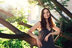 Ung tonårig slank mager gilr utanför i parkera i gröna träd D royaltyfria foton Ung tonårig slank mager gilr utanför i parkera i gröna träd D royaltyfria foton